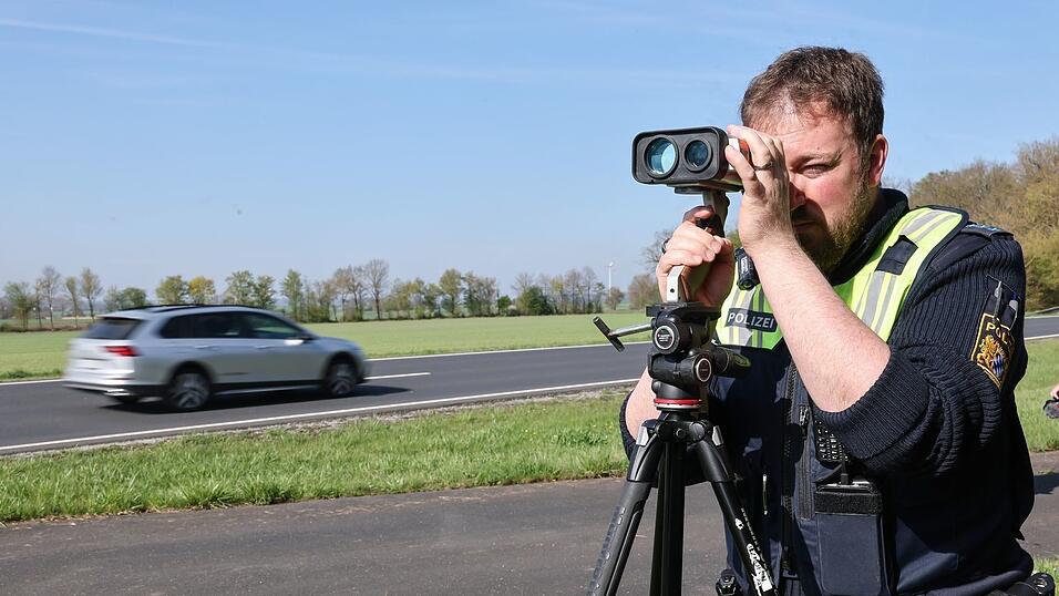 Mit dem Blitzmarathon soll die Sicherheit auf Bayerns Stra&szlig;en erh&ouml;ht werden - zu hohes Tempo fordert jedes Jahr viele Todesopfer.