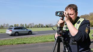 Mit dem Blitzmarathon soll die Sicherheit auf Bayerns Stra&szlig;en erh&ouml;ht werden - zu hohes Tempo fordert jedes Jahr viele Todesopfer.