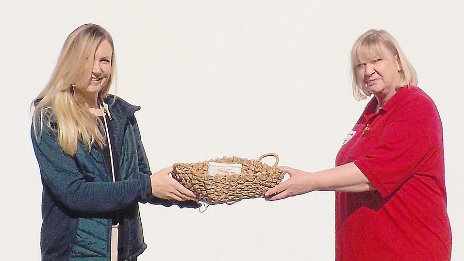 Die Kolpingfamilie &uuml;bergab ihre Aufmerksamkeiten an die Heimverwaltung.