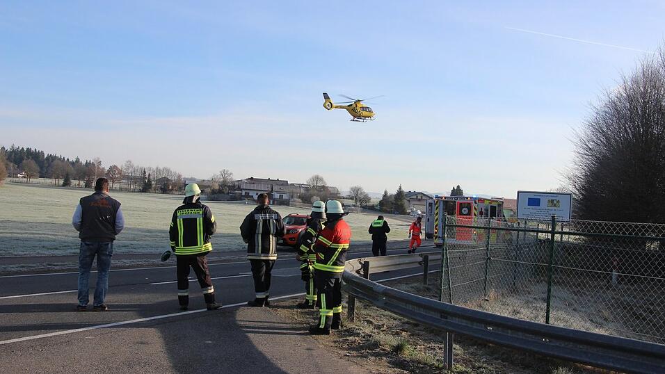 Mit dem Rettungshubschrauber kommt ein Radfahrer in eine Klinik.