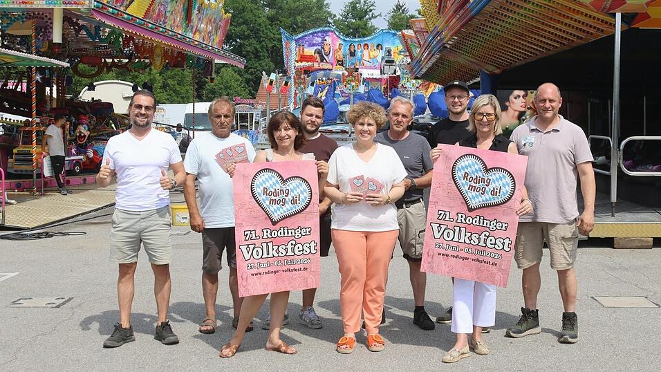 Startklar f&uuml;r das 71. Rodinger Volksfest: Die Schaustellerfamilien Zettl, Sgraja und Sonntag, die Organisatoren der Stadt und Festwirt Stefan Fichtl (rechts).