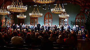 Mit kraftvollem Spiel brachte der Reservisten-Musikzug Oberpfalz den Landshuter Rathausprunksaal an seine akustischen Grenzen. Mit kraftvollem Spiel brachte der Reservisten-Musikzug Oberpfalz den Landshuter Rathausprunksaal an seine akustischen Grenzen.