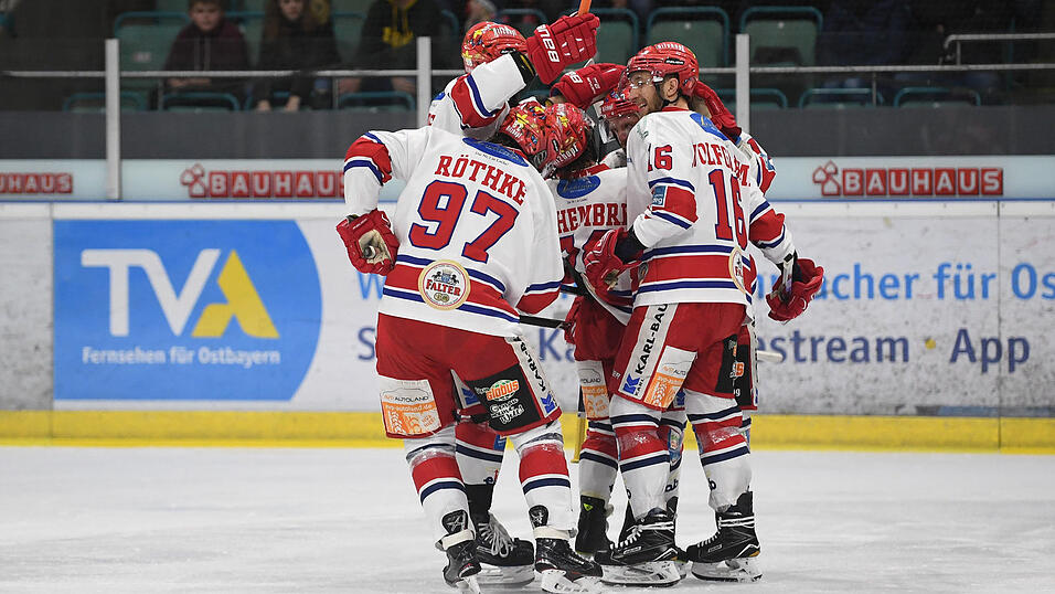 Der Deggendorfer SC hat das ostbayerische Derby bei den Eisbären Regensburg gewonnen. Der Deggendorfer SC hat das ostbayerische Derby bei den Eisbären Regensburg gewonnen.