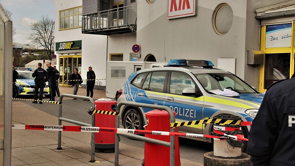 Großeinsatz am Parkplatz des Einkaufszentrums an der Rodinger Straße in Cham.