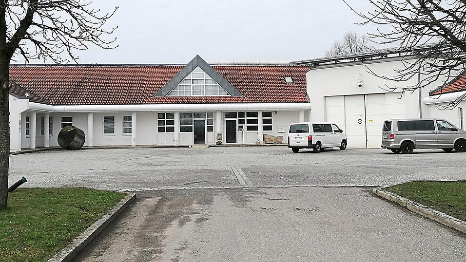 Das Bezirkskrankenhaus Straubing hat im fünften Jahr der Umstrukturierung eine andere Patientenklientel: Ein Teil sind drogenabhängige Straftäter, die bei erfolgreicher Therapie für Lockerungen in Frage kommen. Direktor Prof. Dr. Joachim Nitschke sieht die Sicherheit der Bevölkerung gewährleistet und gleichzeitig für einen guten Teil der heutigen Patienten durch Therapie und erfolgreiche Resozialisierung den Weg geebnet, zurück in die Gesellschaft zu finden. Das Bezirkskrankenhaus Straubing hat im fünften Jahr der Umstrukturierung eine andere Patientenklientel: Ein Teil sind drogenabhängige Straftäter, die bei erfolgreicher Therapie für Lockerungen in Frage kommen. Direktor Prof. Dr. Joachim Nitschke sieht die Sicherheit der Bevölkerung gewährleistet und gleichzeitig für einen guten Teil der heutigen Patienten durch Therapie und erfolgreiche Resozialisierung den Weg geebnet, zurück in die Gesellschaft zu finden.