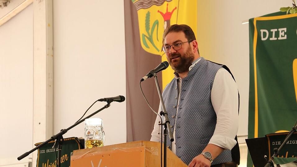 Landratskandidat Tobias Beck hat in Schwarzach f&uuml;r sich geworben.