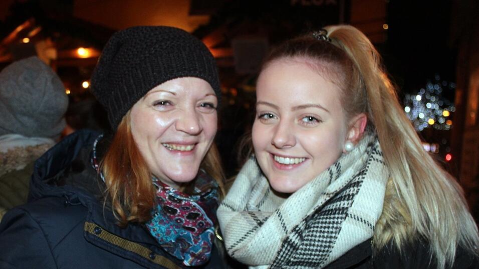 Auch am Samstag, 15. Dezember, strömten wieder etliche Besucher aus Landshut und Umgebung zur Weihnachtspyramide am Alten Viehmarkt. Auch am Samstag, 15. Dezember, strömten wieder etliche Besucher aus Landshut und Umgebung zur Weihnachtspyramide am Alten Viehmarkt.