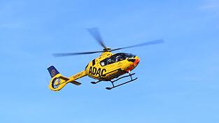 Mit dem Hubschrauber wurde der junge Mann ins Krankenhaus geflogen. (Symbolbild)