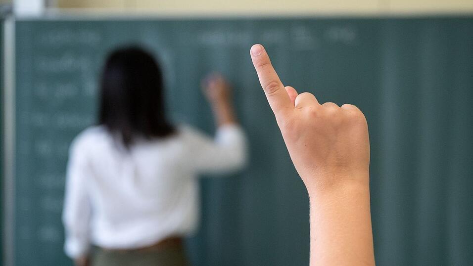 Schulbegleiterinnen und -begleiter unterstützen Kinder mit Behinderung im Schulalltag. (Symbolbild) Schulbegleiterinnen und -begleiter unterstützen Kinder mit Behinderung im Schulalltag. (Symbolbild)