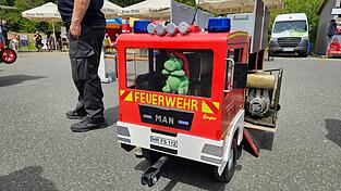 Das Kinderfeuerwehrauto der Feuerwehr Waischenfeld begeistert den Nachwuchs.