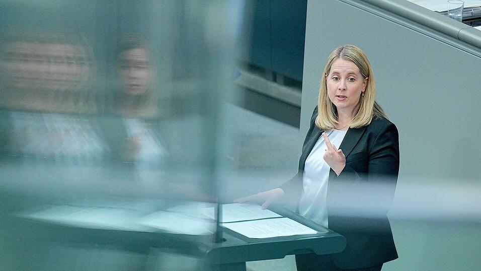 Bauministerin Verena Hubertz will leere B&uuml;rogeb&auml;ude als neuen Wohnraum aktivieren. (Archivbild)