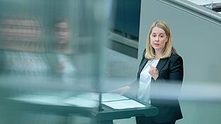 Bauministerin Verena Hubertz will leere B&uuml;rogeb&auml;ude als neuen Wohnraum aktivieren. (Archivbild)