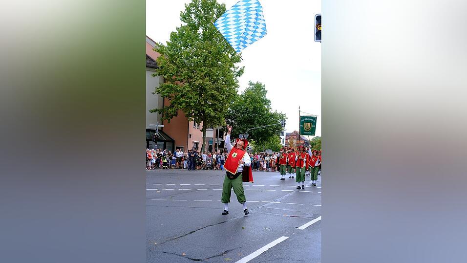 Zahlreiche Musik- und Trachtengruppen zogen nach dreij&auml;hriger Pause am Freitagabend zum Festplatz Am Hagen.