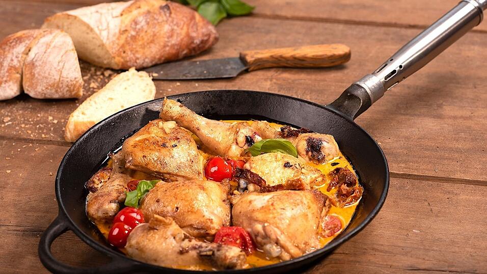 Zum &uuml;berbackenen Rahm-H&auml;hnchen schmecken alle 'saugenden' Beilagen wie Nudeln, Gnocchi oder ged&uuml;nsteter Reis.