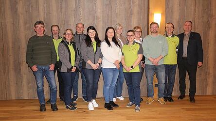 Diese Vorstandschaft f&uuml;hrt den OGV Zandt die n&auml;chsten zwei Jahre, mit im Bild sind B&uuml;rgermeister Hans Laumer (r.) und Vorsitzender Hans Wildfeuer (2.v.r).