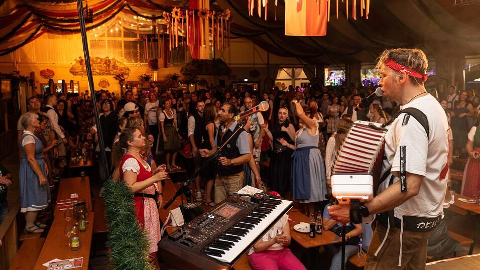 Die Partybilder vom Dienstag, 11. August, aus dem Festzelt Greindl. Die Partybilder vom Dienstag, 11. August, aus dem Festzelt Greindl.