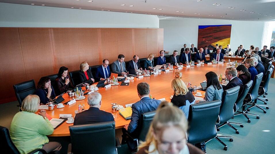 Die Regierung hat einen Plan gegen den Missbrauch von Sozialleistungen beschlossen. Die Regierung hat einen Plan gegen den Missbrauch von Sozialleistungen beschlossen.