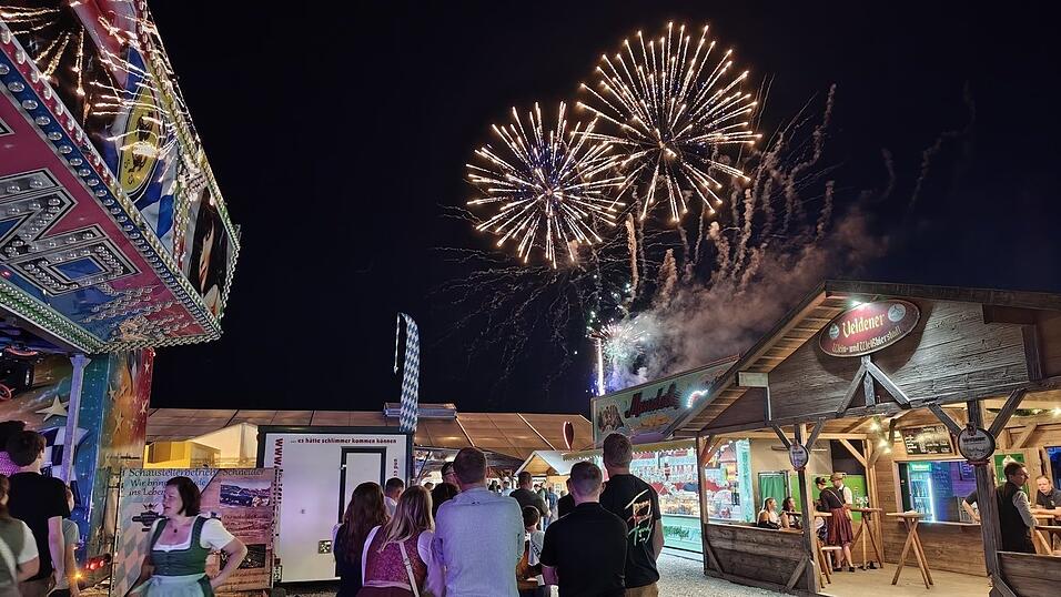 Einer der Höhepunkte am Volksfest in Velden ist das Feuerwerk am Montag. Einer der Höhepunkte am Volksfest in Velden ist das Feuerwerk am Montag.
