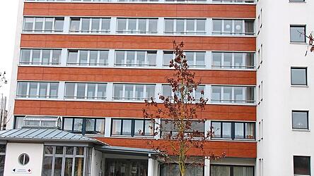 Das BRK-Heim an der Luitpoldstraße ist bis vorerst Montag dicht. Alle Bewohner werden nach einem Ausbruch auf das Corona-Virus getestet.
