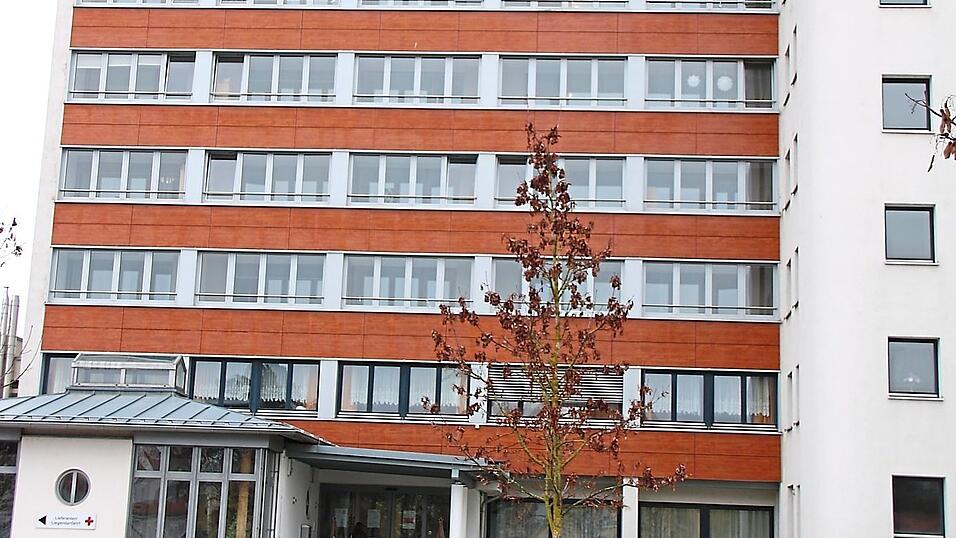 Das BRK-Heim an der Luitpoldstraße ist bis vorerst Montag dicht. Alle Bewohner werden nach einem Ausbruch auf das Corona-Virus getestet.