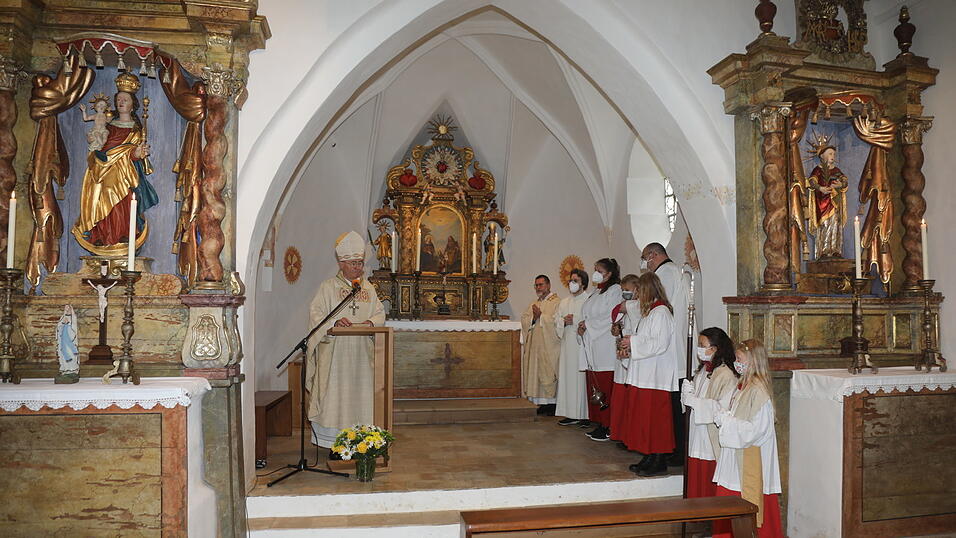 Weihbischof Dr. Bernhard Ha&szlig;lberger weihte die Eberinger Filialkirche St.Laurentius und St. Stephanus zum Abschluss der Renovierung.