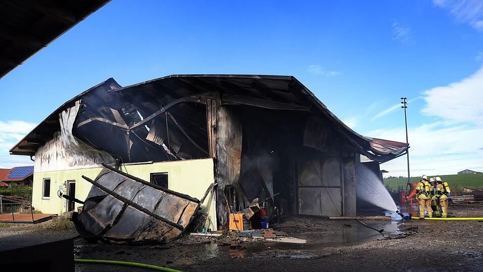 Für die Löscharbeiten musste die Halle nahezu vollständig niedergerissen werden. Für die Löscharbeiten musste die Halle nahezu vollständig niedergerissen werden.