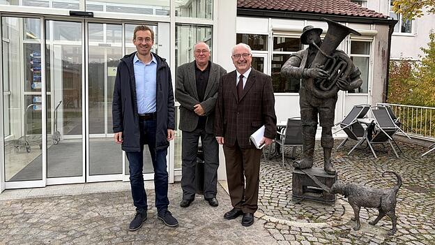 Bürgermeister Georg Edbauer, Geschäftsführer Michael Trotz und Pfarrer Hans-Jürgen Koller (v. l.) vor der Fachklinik Schwarzach. Die Statue rechts wurde der Klinik von einem Künstler, einem ehemaligen Patienten, gespendet - wen sie darstellt, weiß niemand. Bürgermeister Georg Edbauer, Geschäftsführer Michael Trotz und Pfarrer Hans-Jürgen Koller (v. l.) vor der Fachklinik Schwarzach. Die Statue rechts wurde der Klinik von einem Künstler, einem ehemaligen Patienten, gespendet - wen sie darstellt, weiß niemand.