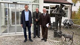 Bürgermeister Georg Edbauer, Geschäftsführer Michael Trotz und Pfarrer Hans-Jürgen Koller (v. l.) vor der Fachklinik Schwarzach. Die Statue rechts wurde der Klinik von einem Künstler, einem ehemaligen Patienten, gespendet - wen sie darstellt, weiß niemand. Bürgermeister Georg Edbauer, Geschäftsführer Michael Trotz und Pfarrer Hans-Jürgen Koller (v. l.) vor der Fachklinik Schwarzach. Die Statue rechts wurde der Klinik von einem Künstler, einem ehemaligen Patienten, gespendet - wen sie darstellt, weiß niemand.