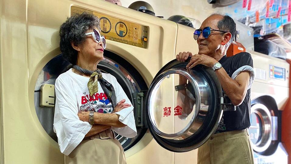 Schick, schick: In modernen Klamotten präsentieren sich Hsu Hsiu-e (84) und ihr Ehemann Chang Wan-ji (83). Schick, schick: In modernen Klamotten präsentieren sich Hsu Hsiu-e (84) und ihr Ehemann Chang Wan-ji (83).
