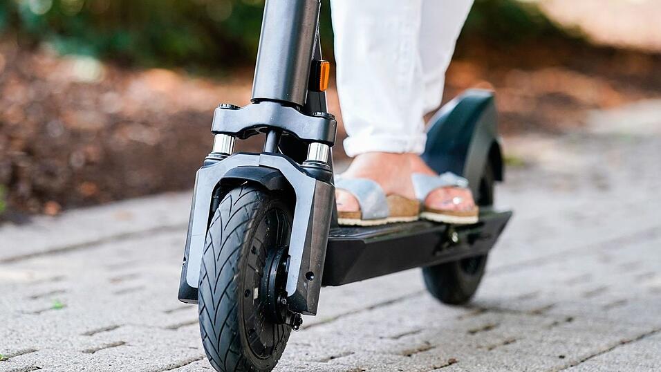Meist verletzten sich bei den Unfällen die E-Scooter-Fahrer selbst, erklärt das Bundesamt. (Symbolbild) Meist verletzten sich bei den Unfällen die E-Scooter-Fahrer selbst, erklärt das Bundesamt. (Symbolbild)