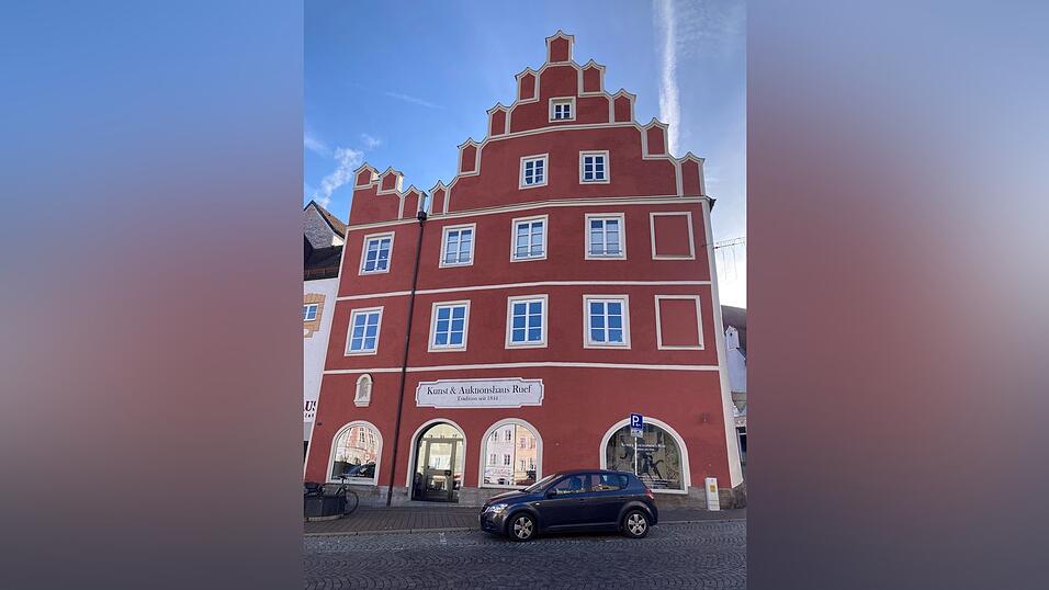 Das Auktionshaus liegt in Landshut am Dreifaltigkeitsplatz.
