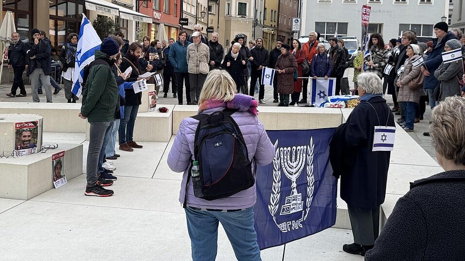 Etwa 80 Menschen hielten auf dem Neupfarrplatz eine Mahnwache für die Geiseln ab, die weiterhin von der Hamas festgehalten werden.