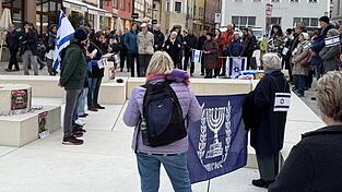 Etwa 80 Menschen hielten auf dem Neupfarrplatz eine Mahnwache für die Geiseln ab, die weiterhin von der Hamas festgehalten werden.