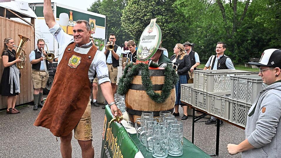 Mit kräftigen Schlägen zapfte Schirmherr Alfred Holzner an. Mit kräftigen Schlägen zapfte Schirmherr Alfred Holzner an.