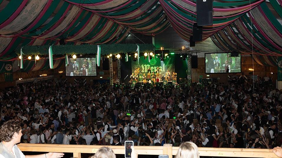 Die Partybilder vom Sonntag, 16. August, aus dem Festzelt Weckmann. Die Partybilder vom Sonntag, 16. August, aus dem Festzelt Weckmann.