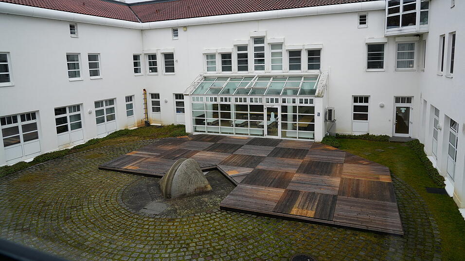 Ein Innenhof, gegenüber die Caféteria. Ein Innenhof, gegenüber die Caféteria.