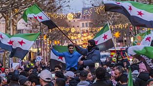 Im Dezember 2024 feierten auch die Syrer in Deutschland das Ende von Diktatur und Bürgerkrieg. Manche haben keinen Job, andere arbeiten hier in wichtigen Berufen. Foto: Im Dezember 2024 feierten auch die Syrer in Deutschland das Ende von Diktatur und Bürgerkrieg. Manche haben keinen Job, andere arbeiten hier in wichtigen Berufen. Foto: