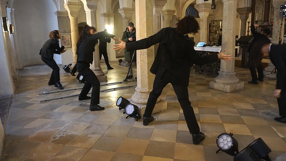 Ein ungew&ouml;hnlicher Anblick: Acht T&auml;nzer bewegten sich in der Krypta zur Musik. Hier liegen die Gebeine des Heiligen Wolfgang.