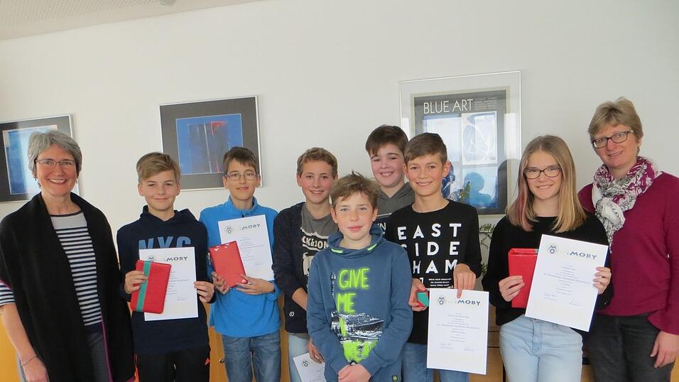 Schulleiterin Cornelia Feldkamp (v.l.), die erfolgreichen Sch&uuml;ler, Mathematiklehrerin Marlene Bachmeier (r.).