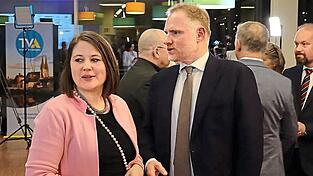 Die Direktkandidaten Carolin Wagner (SPD) und Peter Aumer (CSU) treffen sich auf der Wahlparty in der Regensburger Wahlarena. Die Direktkandidaten Carolin Wagner (SPD) und Peter Aumer (CSU) treffen sich auf der Wahlparty in der Regensburger Wahlarena.