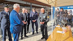 Bei seinem Rundgang macht Innenminister Joachim Herrmann auch am Infostand über die polizeiliche Drohnenführung Halt.