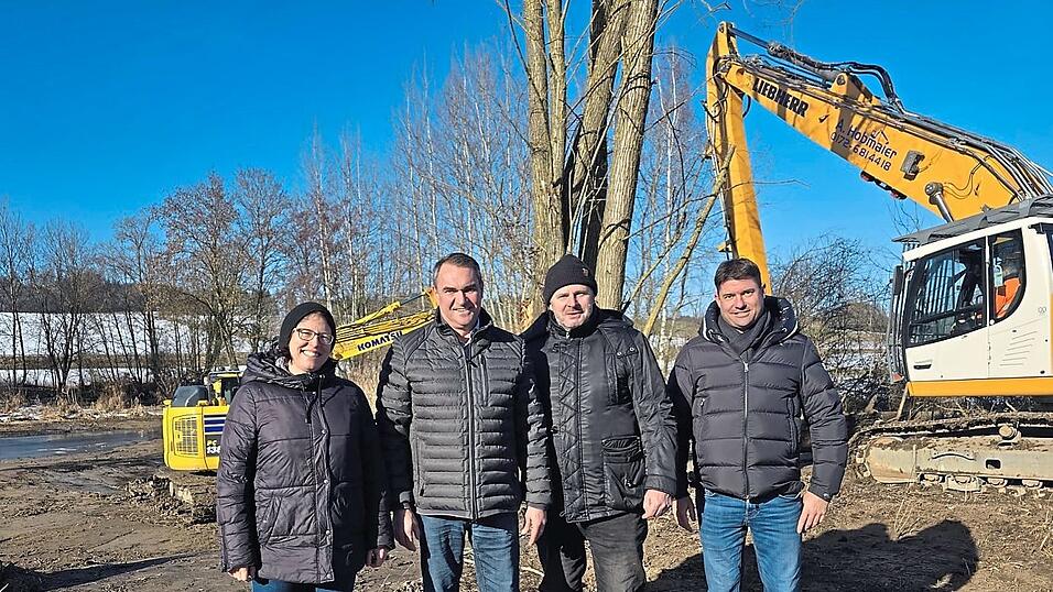 Ein Bild vor Ort machten sich Umweltreferentin Veronika Oberpriller, Bürgermeister Alfred Holzner, Helmut Naneder vom Landschaftspflegeverband und Armin Hobmaier. Ein Bild vor Ort machten sich Umweltreferentin Veronika Oberpriller, Bürgermeister Alfred Holzner, Helmut Naneder vom Landschaftspflegeverband und Armin Hobmaier.