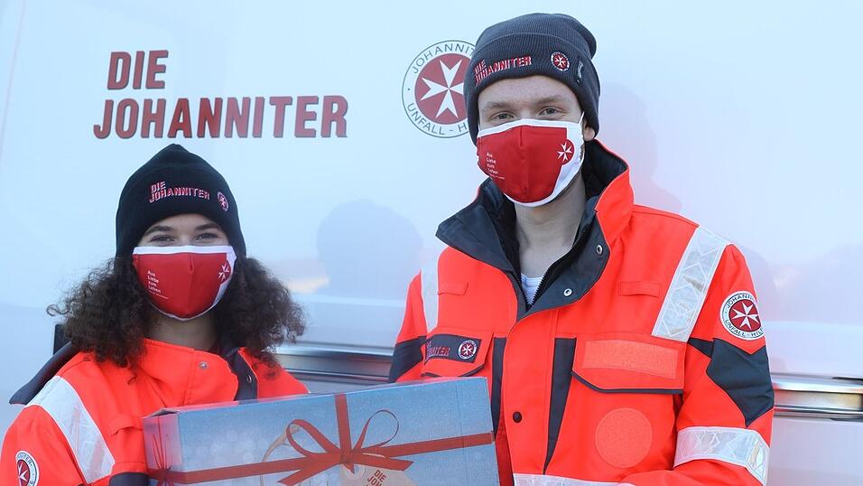 Die beiden Johanniter-Weihnachtstrucker Anna Imhofer (links) und Lukas Hofmann freuen sich auch dieses Jahr über Unterstützung. Die beiden Johanniter-Weihnachtstrucker Anna Imhofer (links) und Lukas Hofmann freuen sich auch dieses Jahr über Unterstützung.