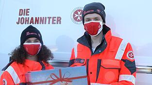 Die beiden Johanniter-Weihnachtstrucker Anna Imhofer (links) und Lukas Hofmann freuen sich auch dieses Jahr über Unterstützung. Die beiden Johanniter-Weihnachtstrucker Anna Imhofer (links) und Lukas Hofmann freuen sich auch dieses Jahr über Unterstützung.