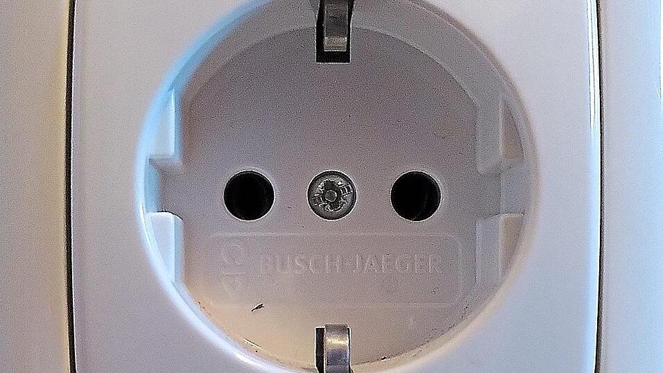 Der Strom kommt aus der Steckdose, auch nach der K&uuml;ndigung des Stromanbieters. Im schlimmsten Fall f&auml;llt der Kunde in die Grundversorgung. Doch sogar die ist aktuell g&uuml;nstiger als 60 Cent pro Kilowattstunde.