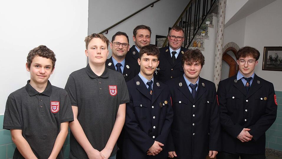 Wahlen und Neuaufnahmen bei der Feuerwehr Volkmannsdorferau: Das Bild zeigt „die jungen Wilden“, wie der Kommandant sie liebevoll nennt, mit (hinten von links) Kommandant Thomas Schäffler, Vizekommandant Alexander Oswald und Kreisbrandrat Manfred Danner. Wahlen und Neuaufnahmen bei der Feuerwehr Volkmannsdorferau: Das Bild zeigt „die jungen Wilden“, wie der Kommandant sie liebevoll nennt, mit (hinten von links) Kommandant Thomas Schäffler, Vizekommandant Alexander Oswald und Kreisbrandrat Manfred Danner.