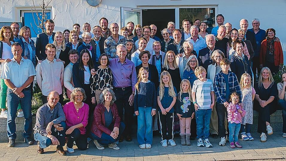Viele Gratulanten hatten sich zur Feier von Otmar Weingartens 70. Geburtstag im Hopfenhaus in Steinbach eingefunden. Der Jubilar und seine Gattin Gela (zweite Reihe 6. und 5. v. l.) freuten sich &uuml;ber so viele G&auml;ste.
