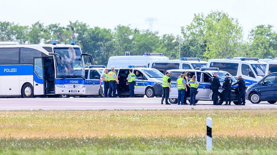 Zahlreiche Einsatzwagen der Polizei sind an der «Nordpiste» des Flughafens Leipzig/Halle im Einsatz. Zahlreiche Einsatzwagen der Polizei sind an der «Nordpiste» des Flughafens Leipzig/Halle im Einsatz.
