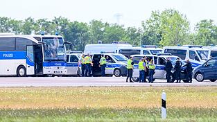 Zahlreiche Einsatzwagen der Polizei sind an der «Nordpiste» des Flughafens Leipzig/Halle im Einsatz. Zahlreiche Einsatzwagen der Polizei sind an der «Nordpiste» des Flughafens Leipzig/Halle im Einsatz.