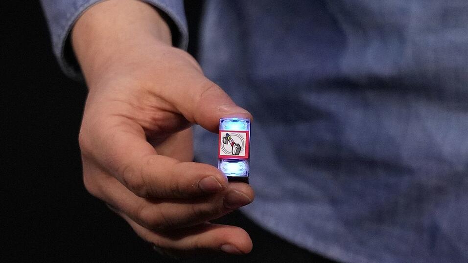 Der «Lego Smart Brick» verfügt über einen Lautsprecher, LED-Leuchten und einen winzigen Chip, der andere Smart Bricks und Minifiguren erkennen und mit ihnen interagieren kann. Der «Lego Smart Brick» verfügt über einen Lautsprecher, LED-Leuchten und einen winzigen Chip, der andere Smart Bricks und Minifiguren erkennen und mit ihnen interagieren kann.